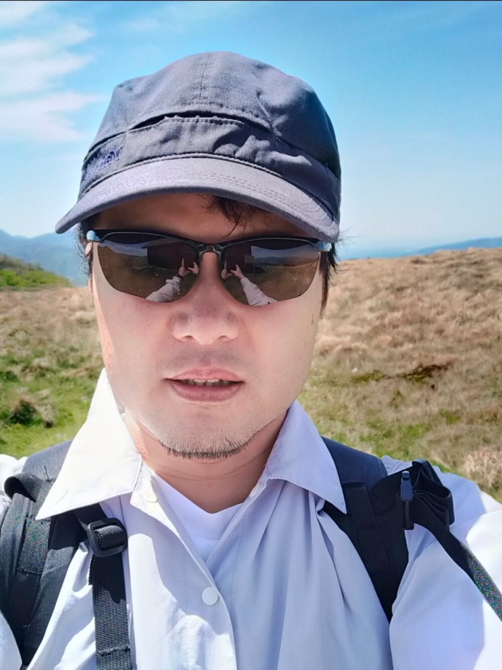 グレー系のシャツ/ブラウス、ブルー系のその他パンツ、ベージュ系のブーツを着用したメンズの春コーディネートの2枚目の写真