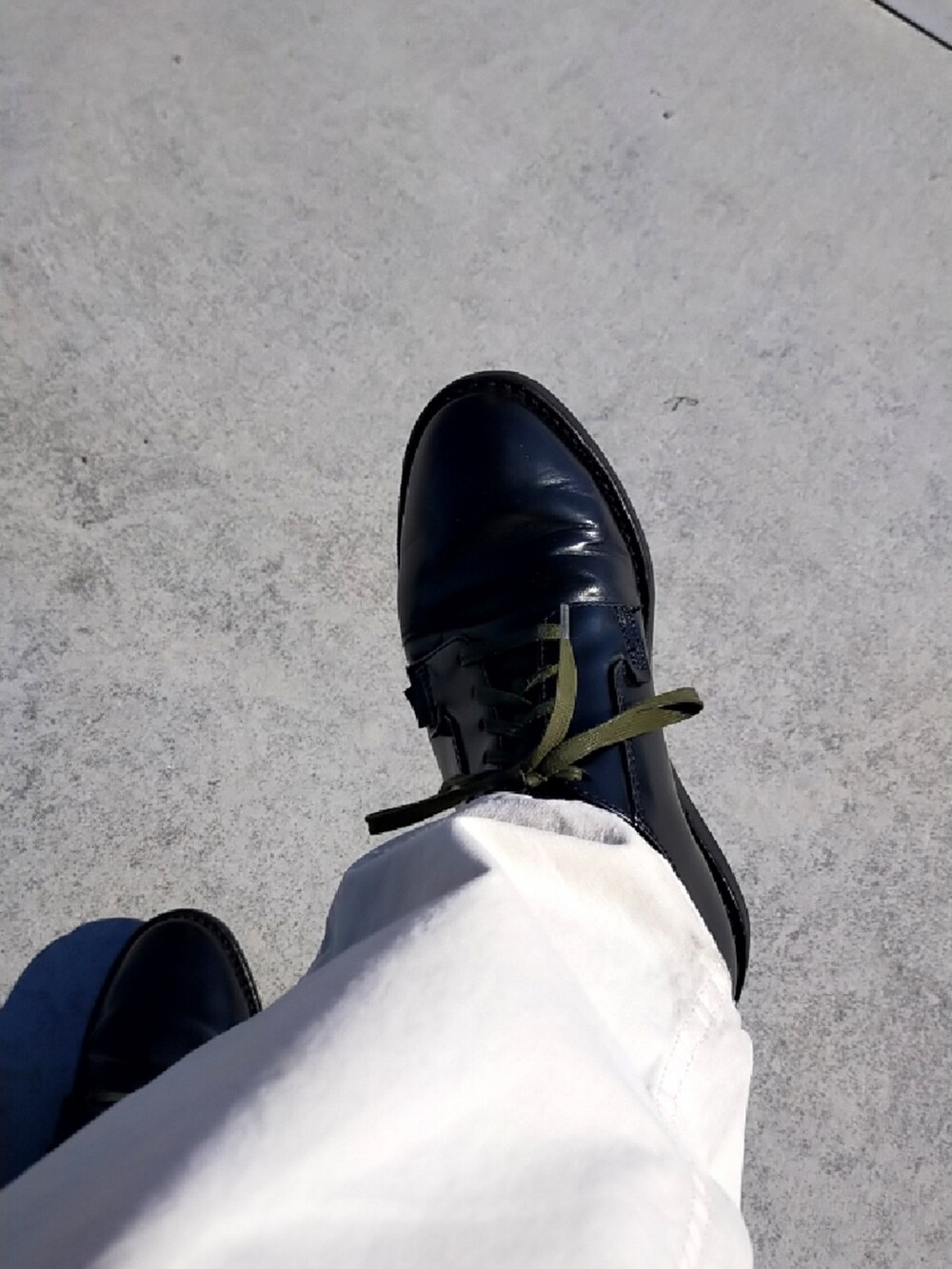 ブラック系のブーツ、グリーン系のシューズ小物/雑貨を着用したメンズの冬コーディネートの2枚目の写真