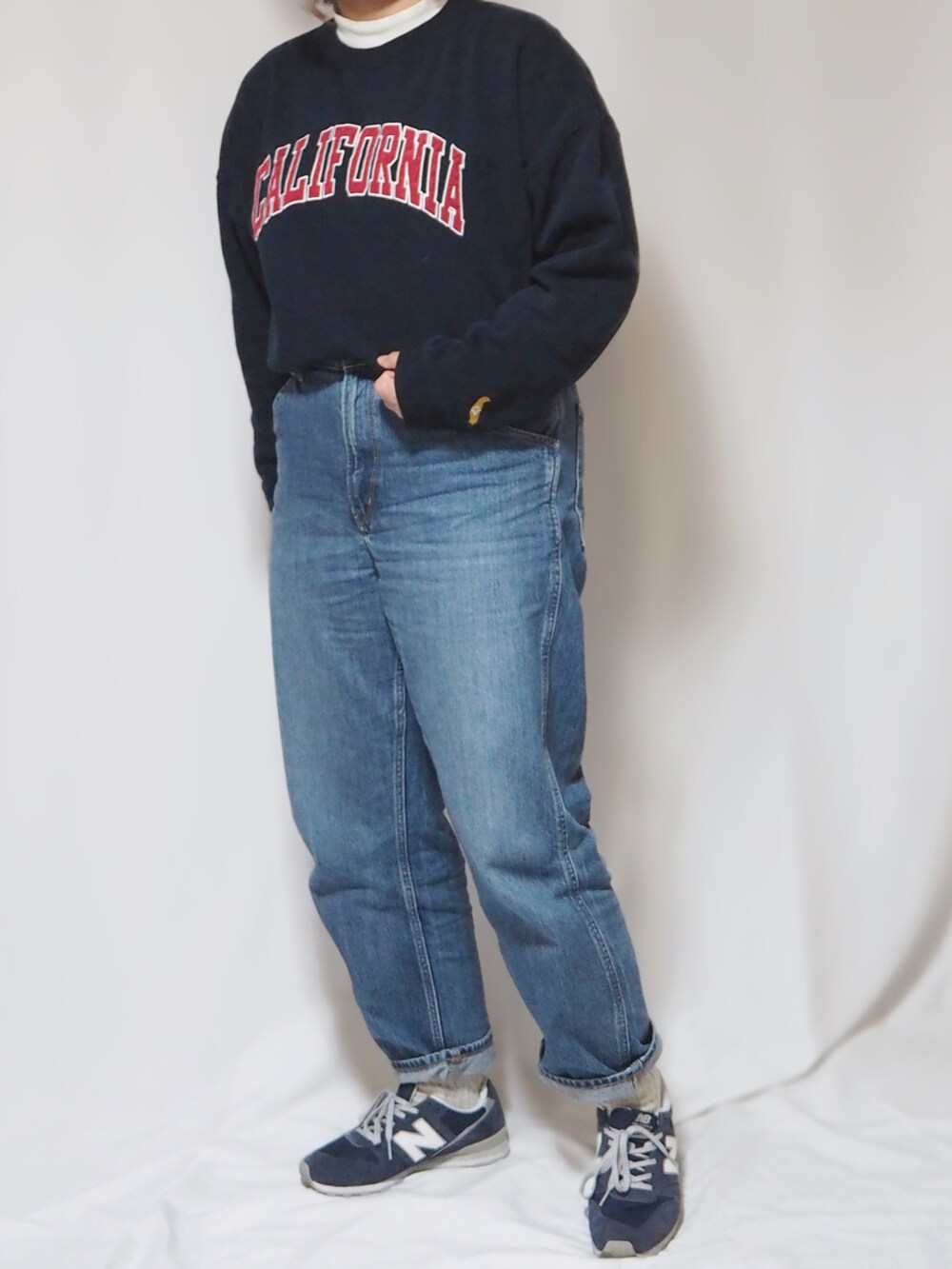 ブルー系のスウェット、ホワイト系のTシャツ/カットソー、ブルー系のデニムパンツを着用したレディースの冬コーディネートの2枚目の写真