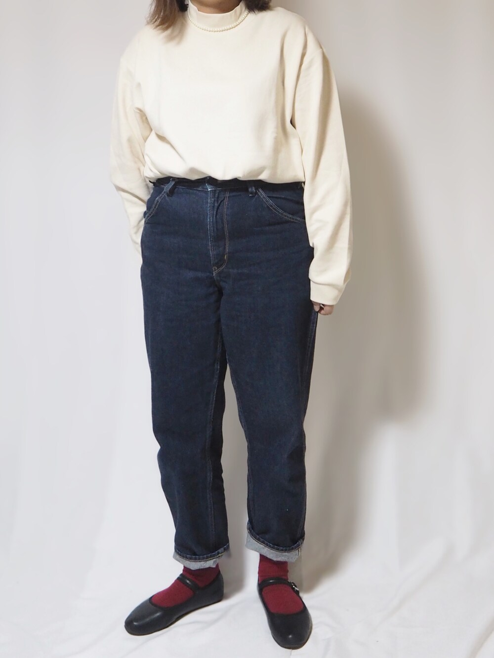 ホワイト系のTシャツ/カットソー、ブルー系のデニムジャケット、ブルー系のデニムパンツを着用したレディースの秋コーディネートの2枚目の写真