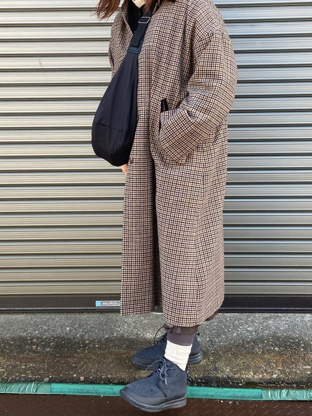 ブラック系のカーディガン/ボレロ、ブラウン系のワンピース、ベージュ系のその他アウターを着用したレディースの冬コーディネートの2枚目の写真