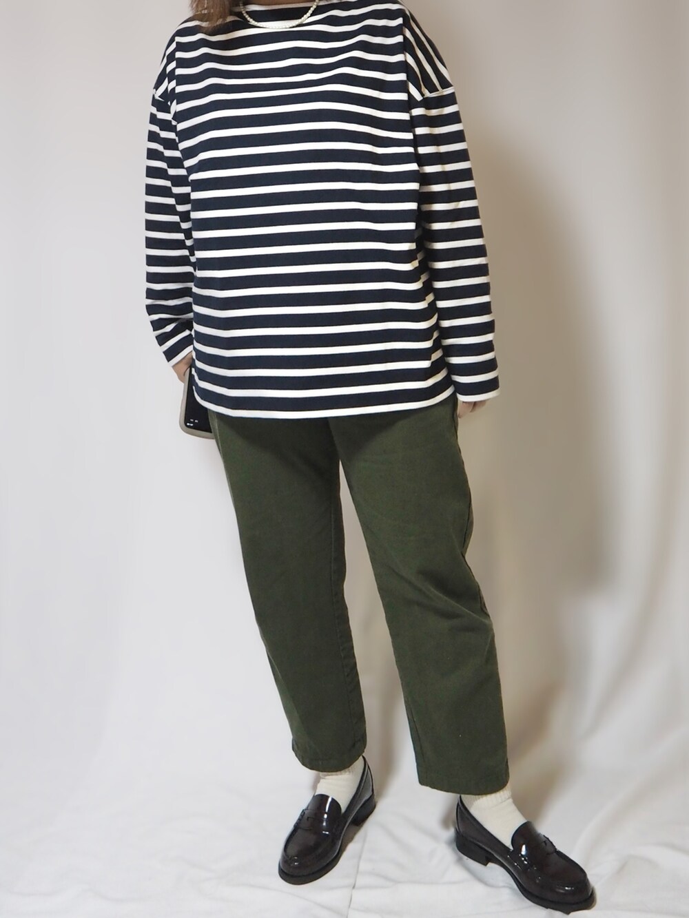 ブルー系のTシャツ/カットソー、ブルー系のデニムジャケット、グリーン系のパンツを着用したレディースの秋コーディネートの2枚目の写真