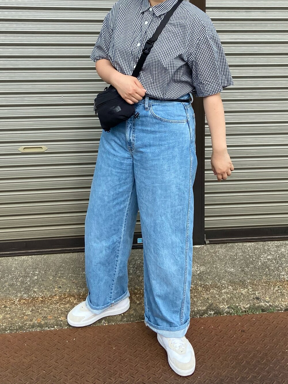 ブルー系のシャツ/ブラウス、ブルー系のデニムパンツ、ホワイト系のスニーカーを着用したレディースの夏コーディネートの2枚目の写真