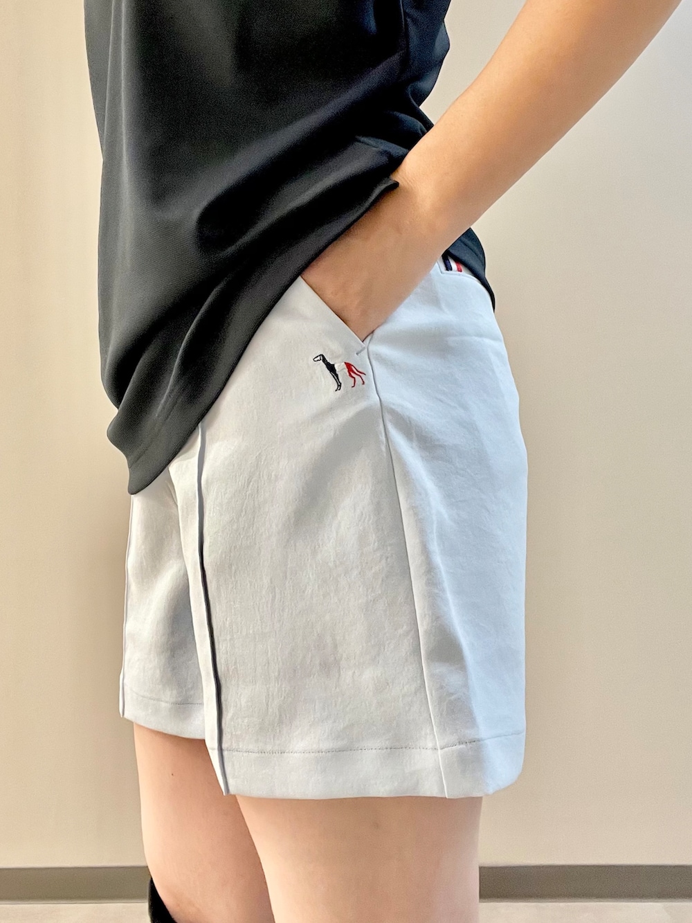 ブラック系のポロシャツ、ブルー系のその他パンツ、ブラック系のトートバッグを着用したレディースの夏コーディネートの6枚目の写真