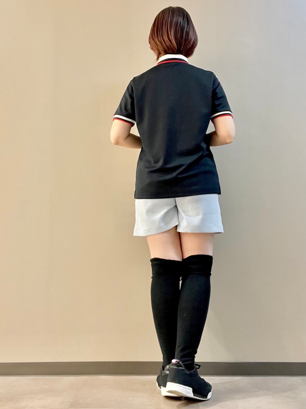 ブラック系のポロシャツ、ブルー系のその他パンツ、ブラック系のトートバッグを着用したレディースの夏コーディネートの3枚目の写真