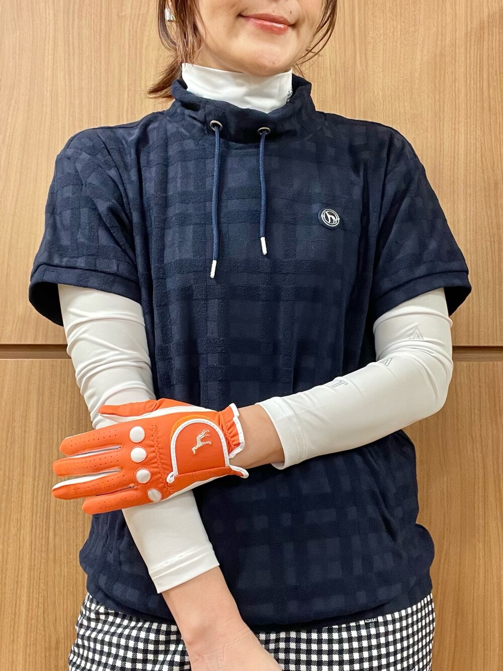 ブルー系のスカート、ブルー系のベスト、オレンジ系のその他を着用したレディースの夏コーディネートの2枚目の写真