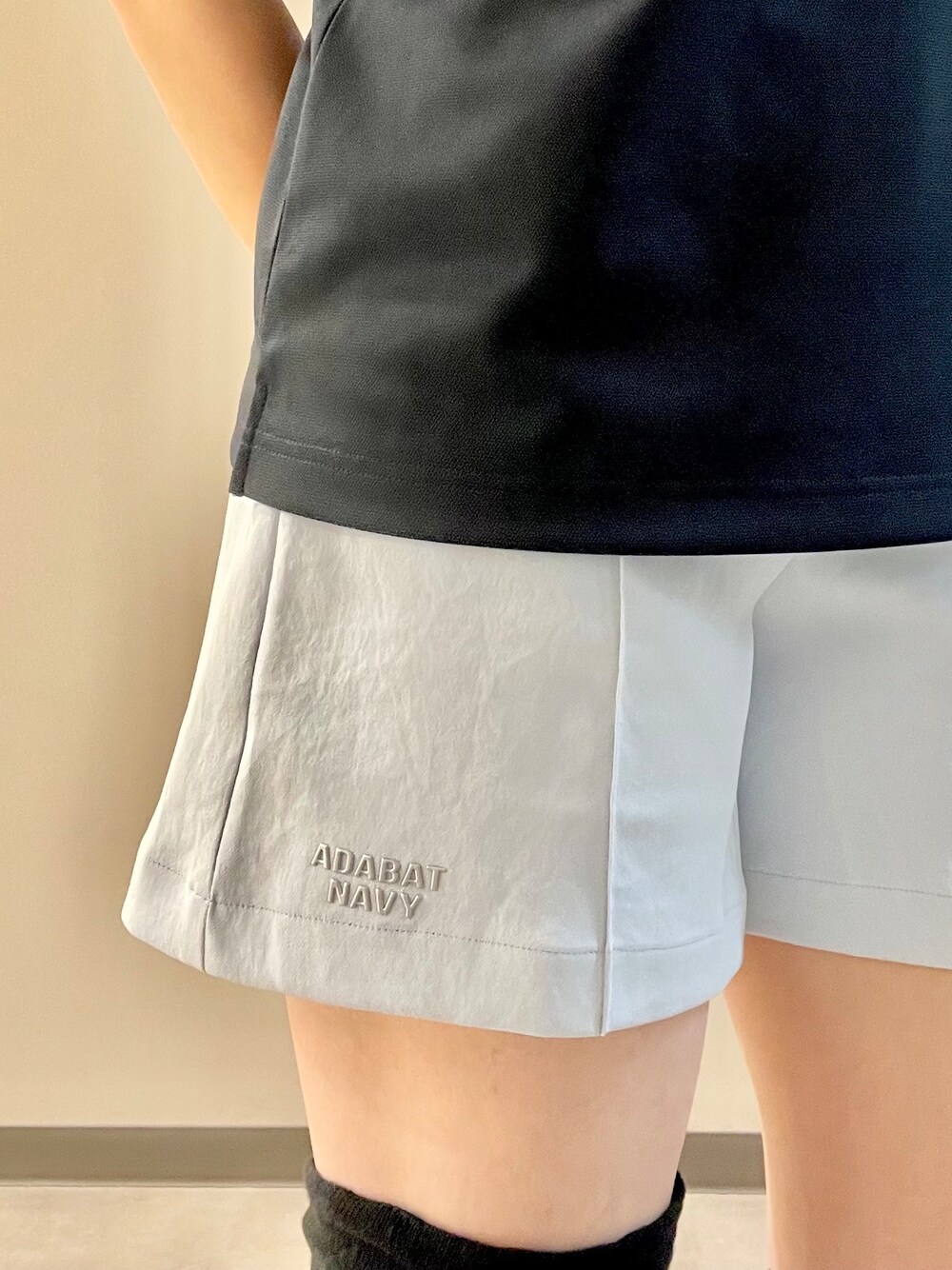 ブラック系のポロシャツ、ブルー系のその他パンツ、ブラック系のトートバッグを着用したレディースの夏コーディネートの7枚目の写真