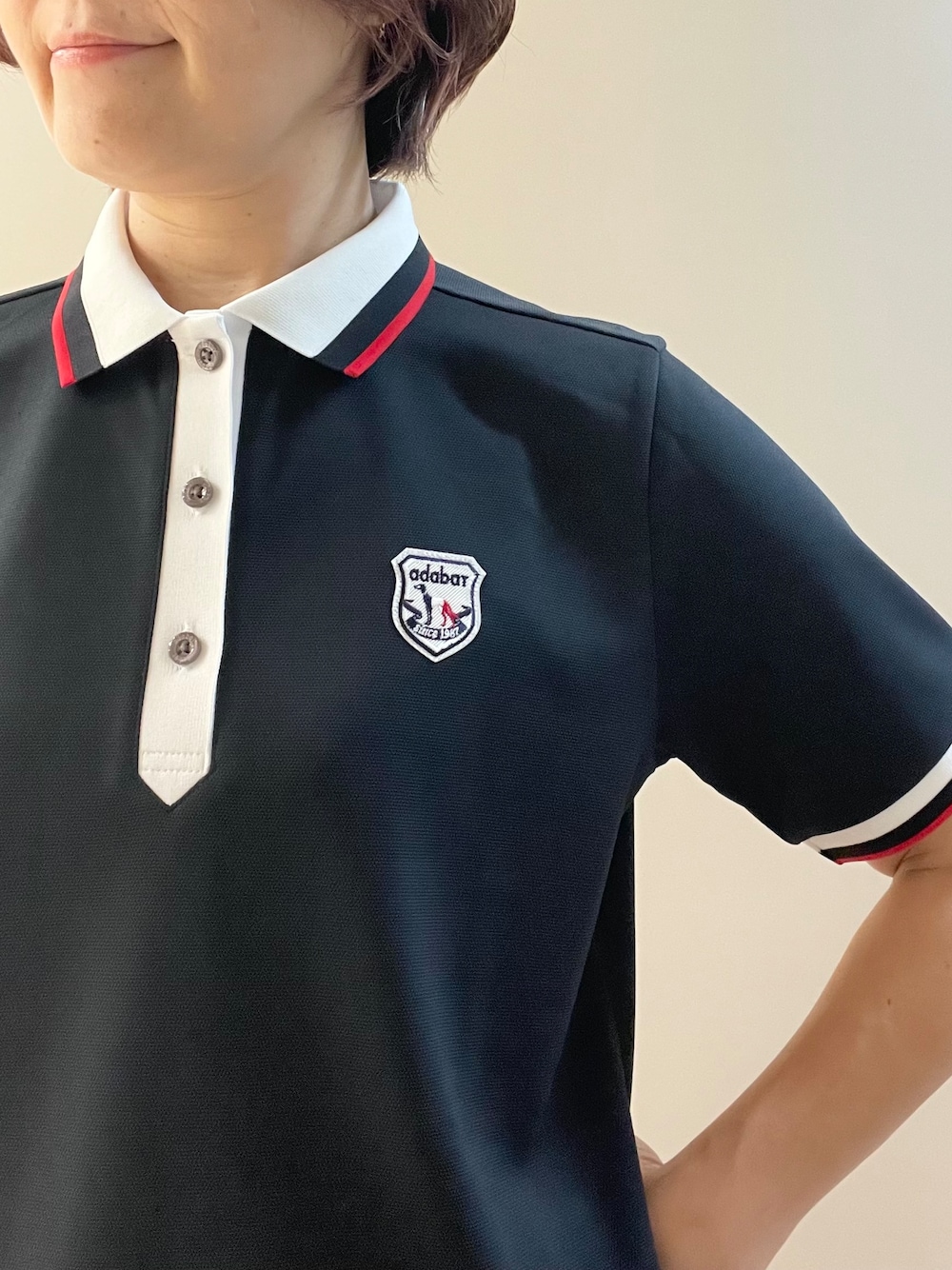 ブラック系のポロシャツ、ブルー系のその他パンツ、ブラック系のトートバッグを着用したレディースの夏コーディネートの5枚目の写真