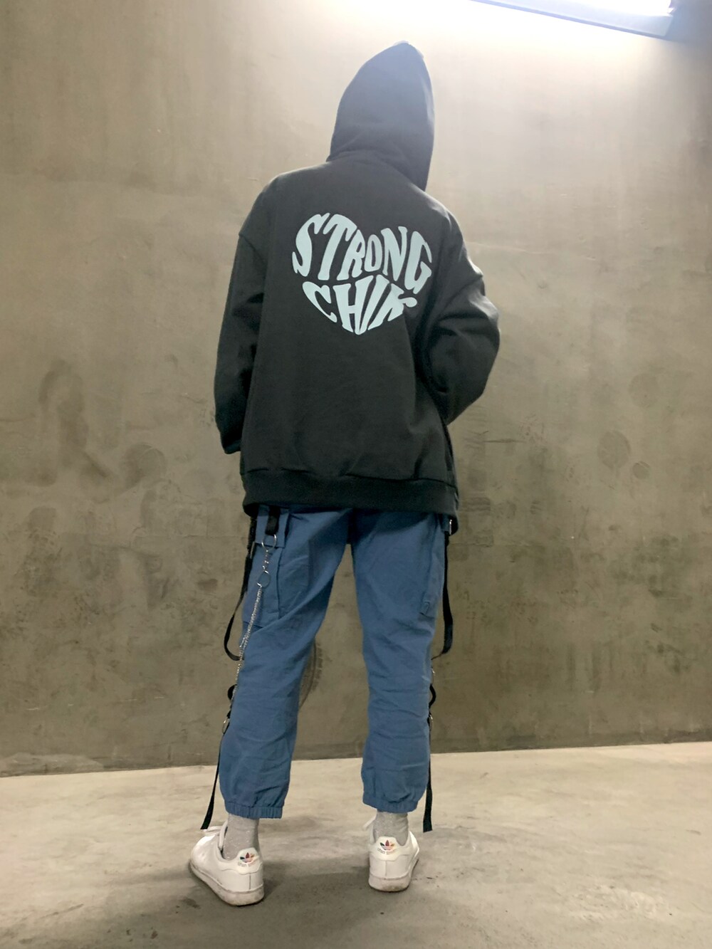 グレー系のパーカー、ホワイト系のスニーカー、ホワイト系のTシャツ/カットソーを着用したレディースの冬コーディネートの2枚目の写真