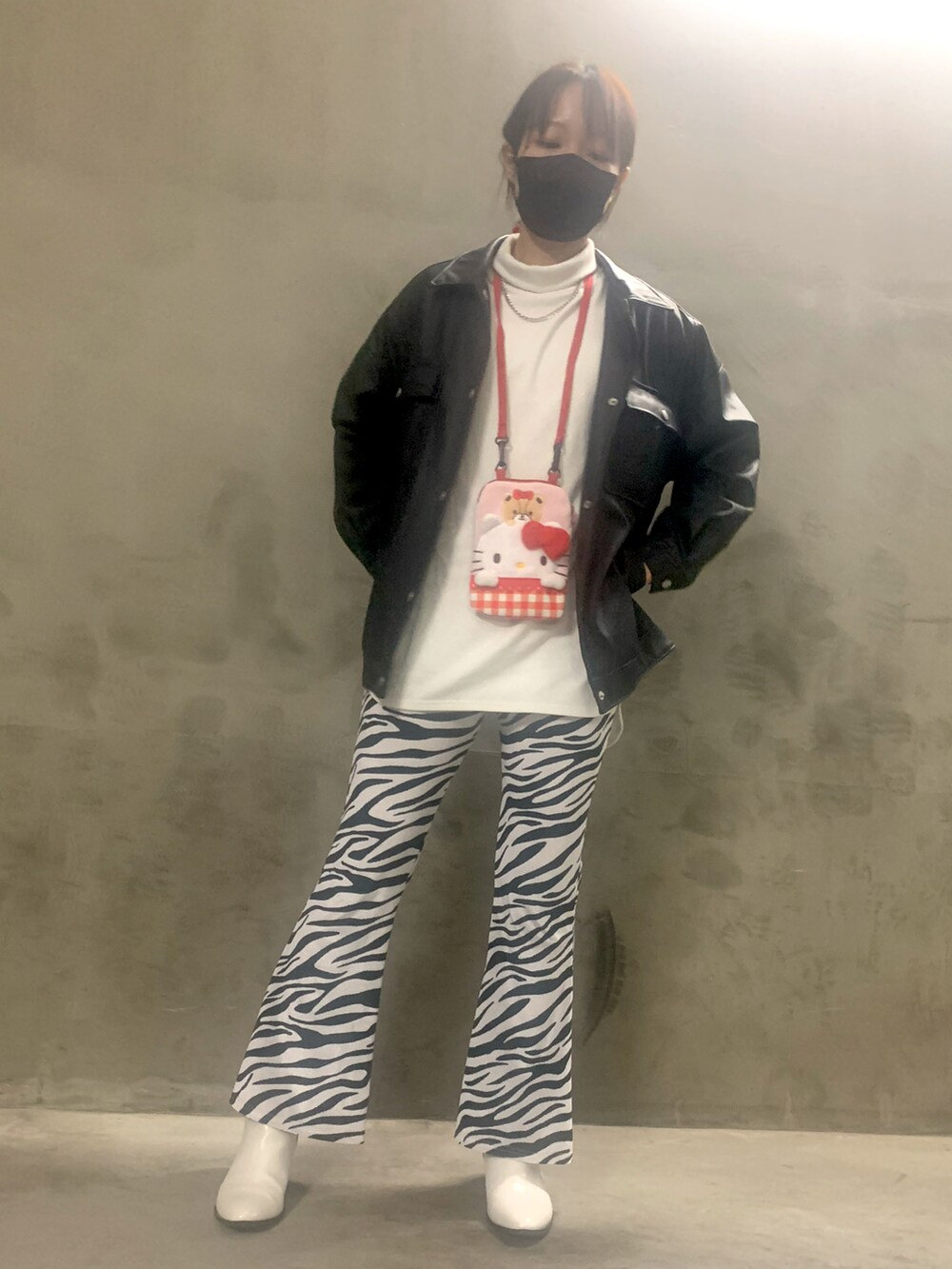 ブラック系のライダースジャケット、その他のその他パンツ、ホワイト系のブーツを着用したレディースの秋コーディネートの2枚目の写真