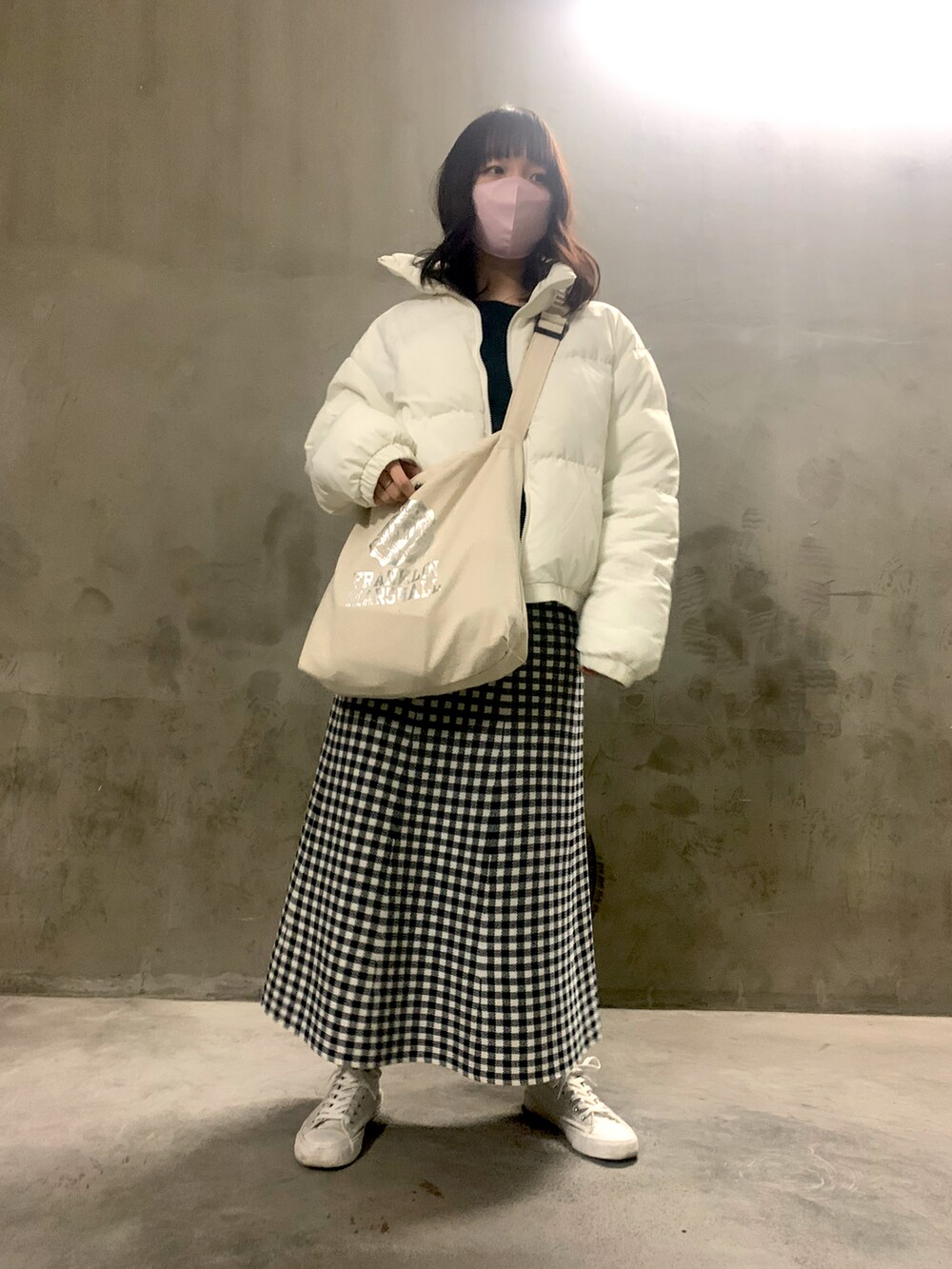 ホワイト系のブルゾン、ブラック系のスウェット、ブラック系のスカートを着用したレディースの冬コーディネートの2枚目の写真