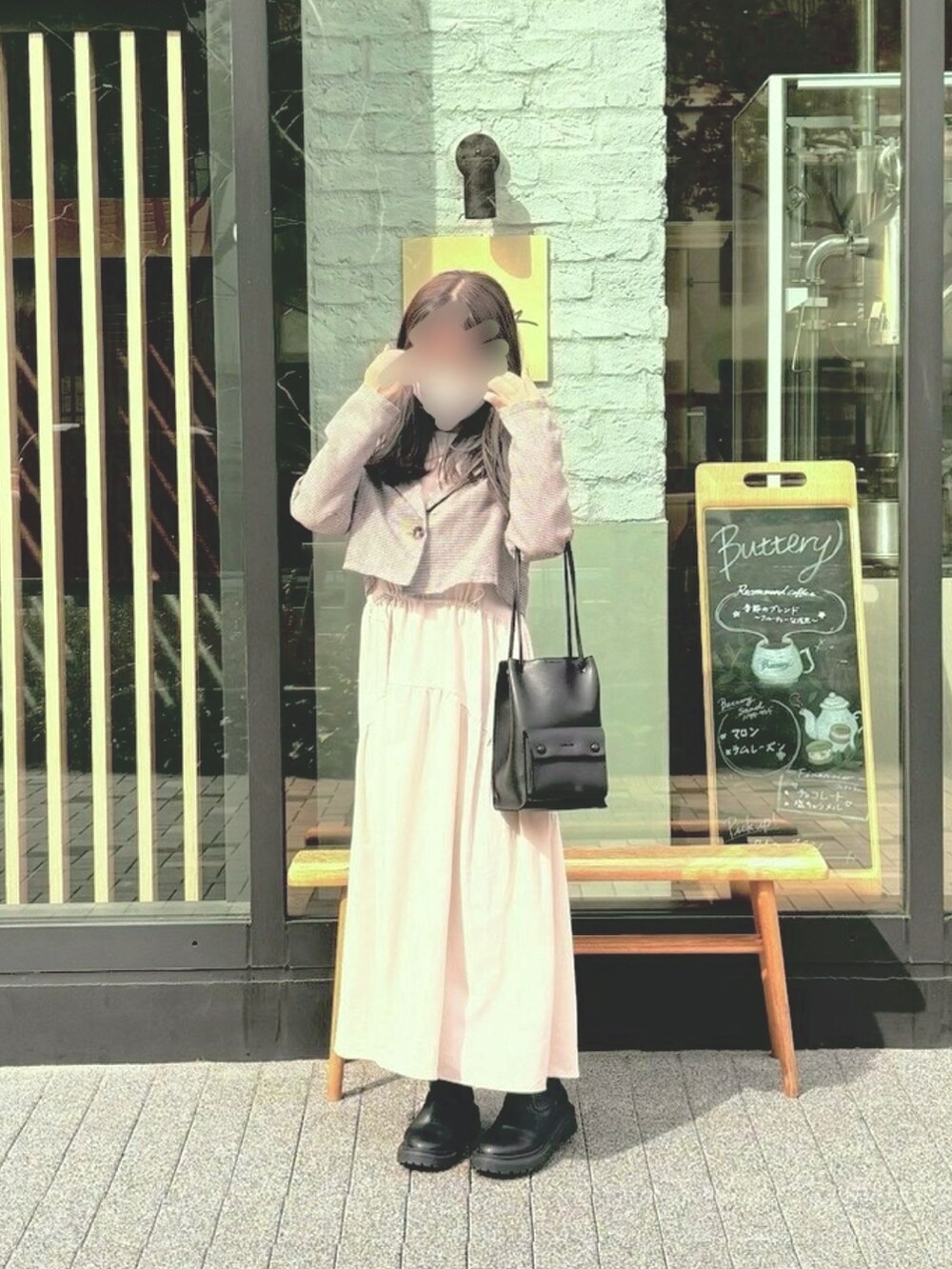 ホワイト系のワンピース、ブラック系のブーツを着用したレディースの冬コーディネートの2枚目の写真