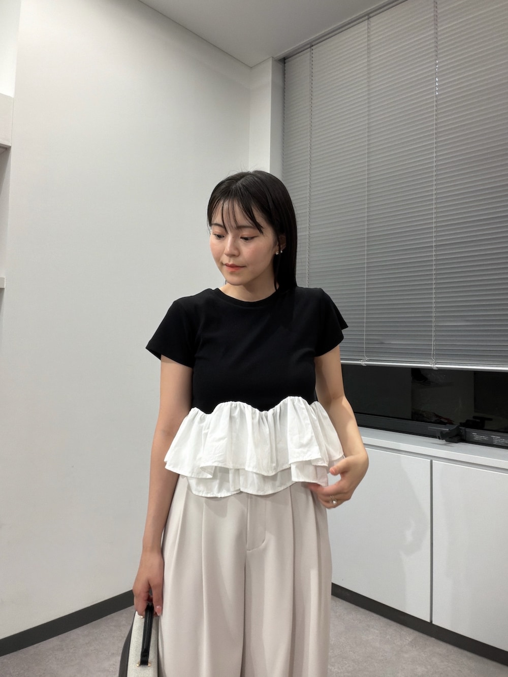 ブラック系のTシャツ/カットソー、ブラック系のショルダーバッグ、グレー系のその他パンツを着用したレディースの夏コーディネートの5枚目の写真