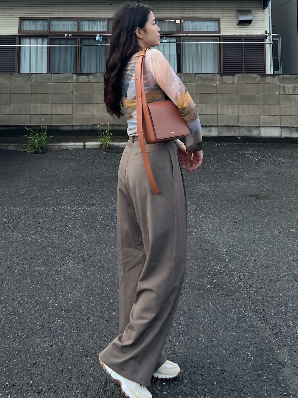 「大人かわいい、初秋コーデ、パンツスタイル、シアートップス、ジルサンダー、休日スタイル、ゆるコーデ、タックパンツ、おしゃれさんと繋がりたい、いいね、save、フォローお願いします🤑、スニーカーコーデ」｜「MARTEのアイテム（トップス、その他）」を使った、フウカさん（レディース・161cm）の秋コーディネートの2枚目の写真