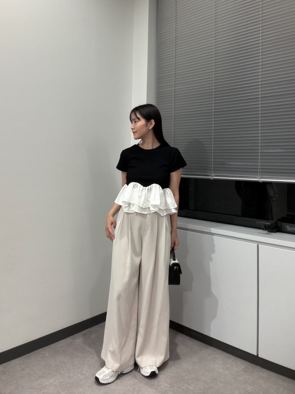 ブラック系のTシャツ/カットソー、ブラック系のショルダーバッグ、グレー系のその他パンツを着用したレディースの夏コーディネートの2枚目の写真