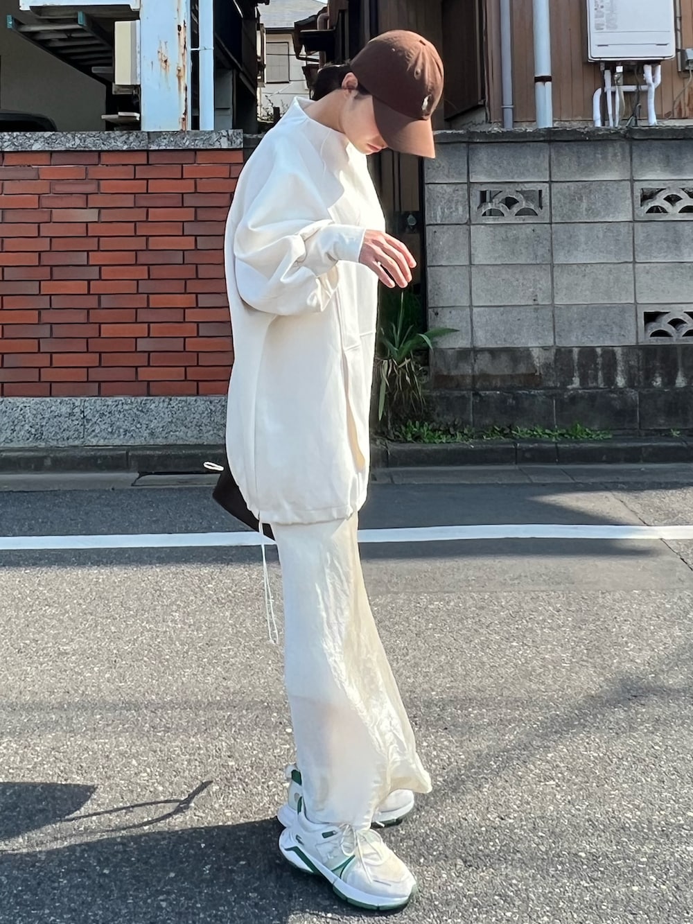 「ENOF、サテンスカート、スカート、スニーカー、おしゃれさんと繋がりたい、いいね、save、フォローお願いします🤑、ホワイトコーデ、シンプルスタイル、カジュアル、ラクチンコーデ、ootd、スウェット」｜「JEANASISのアイテム（トップス、ホワイト系）」を使った、フウカさん（レディース・161cm）の春コーディネートの2枚目の写真