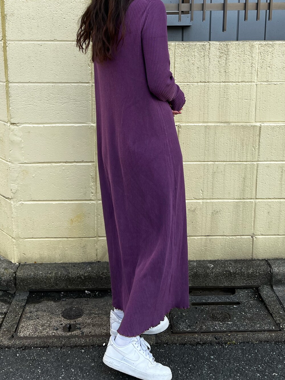 「ワンピース、タートルネック、スリットワンピース、スニーカー、おしゃれさんと繋がりたい、いいね、save、フォローお願いします🤑、ootd、休日スタイル、きれいめカジュアル、今日のコーデ、パープル、ジーナシス」｜「JEANASISのリブタートルニットワンピース/919269（ワンピース、パープル系）」を使った、フウカさん（レディース・161cm）の冬コーディネートの2枚目の写真