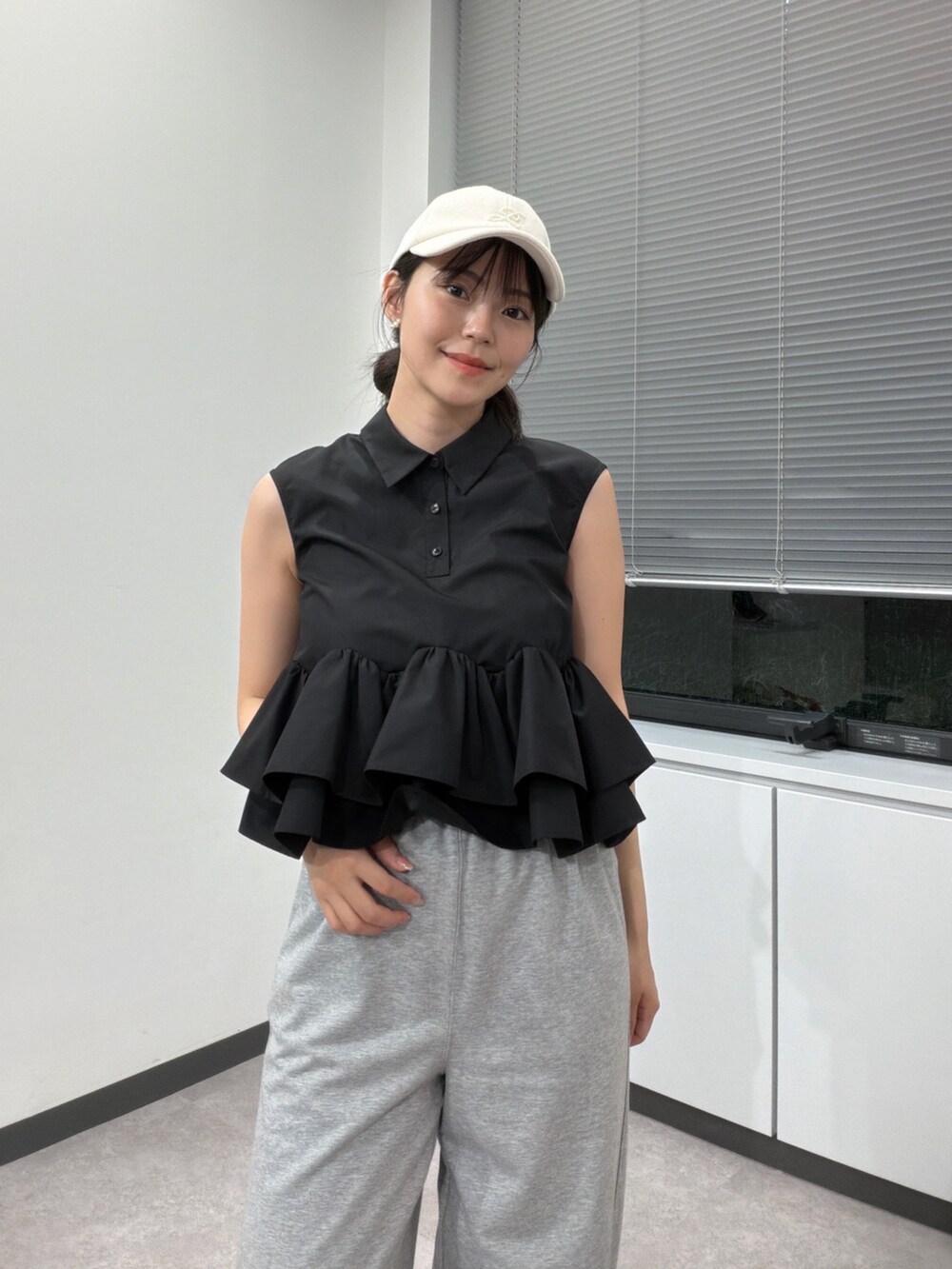 グレー系のその他パンツ、ブラック系のシャツ/ブラウス、ホワイト系のキャップを着用したレディースの夏コーディネートの4枚目の写真