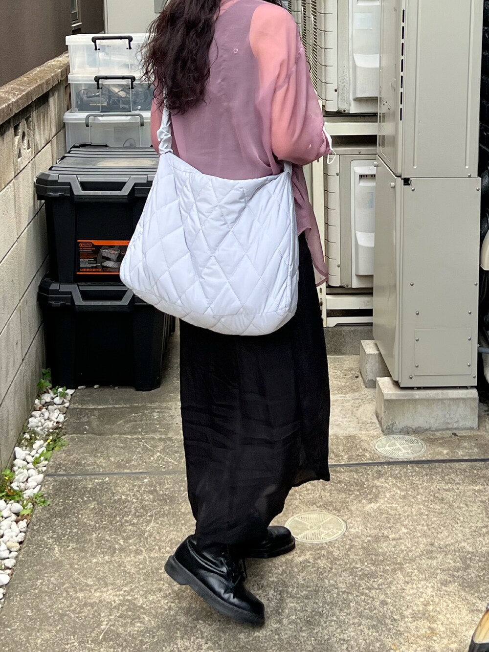 ブラック系のワンピースを着用したレディースの夏コーディネートの2枚目の写真