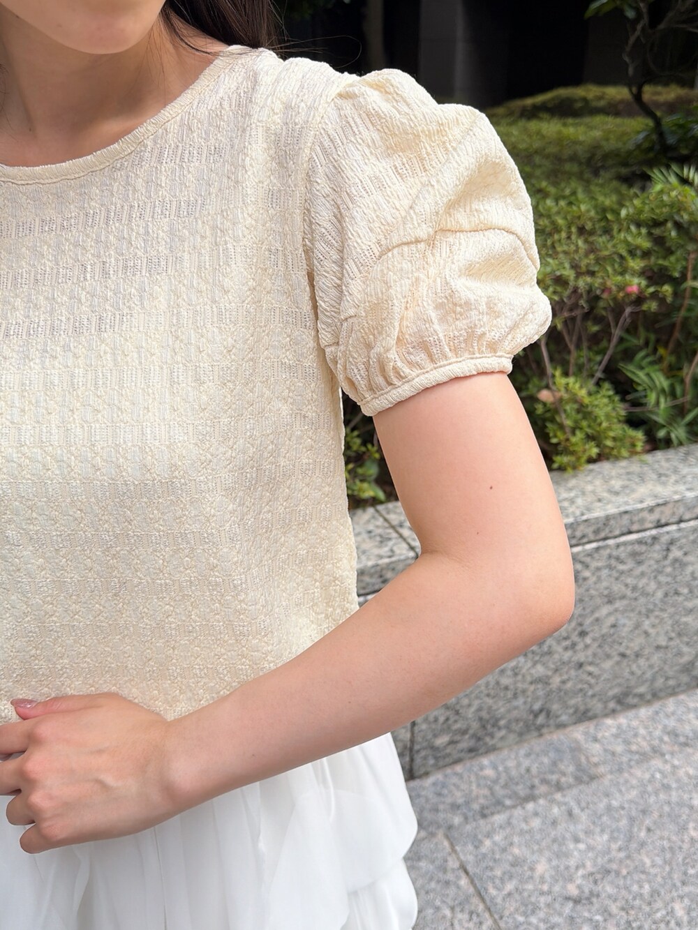 ホワイト系のスカート、イエロー系のTシャツ/カットソー、ホワイト系のショルダーバッグを着用したレディースの夏コーディネートの6枚目の写真