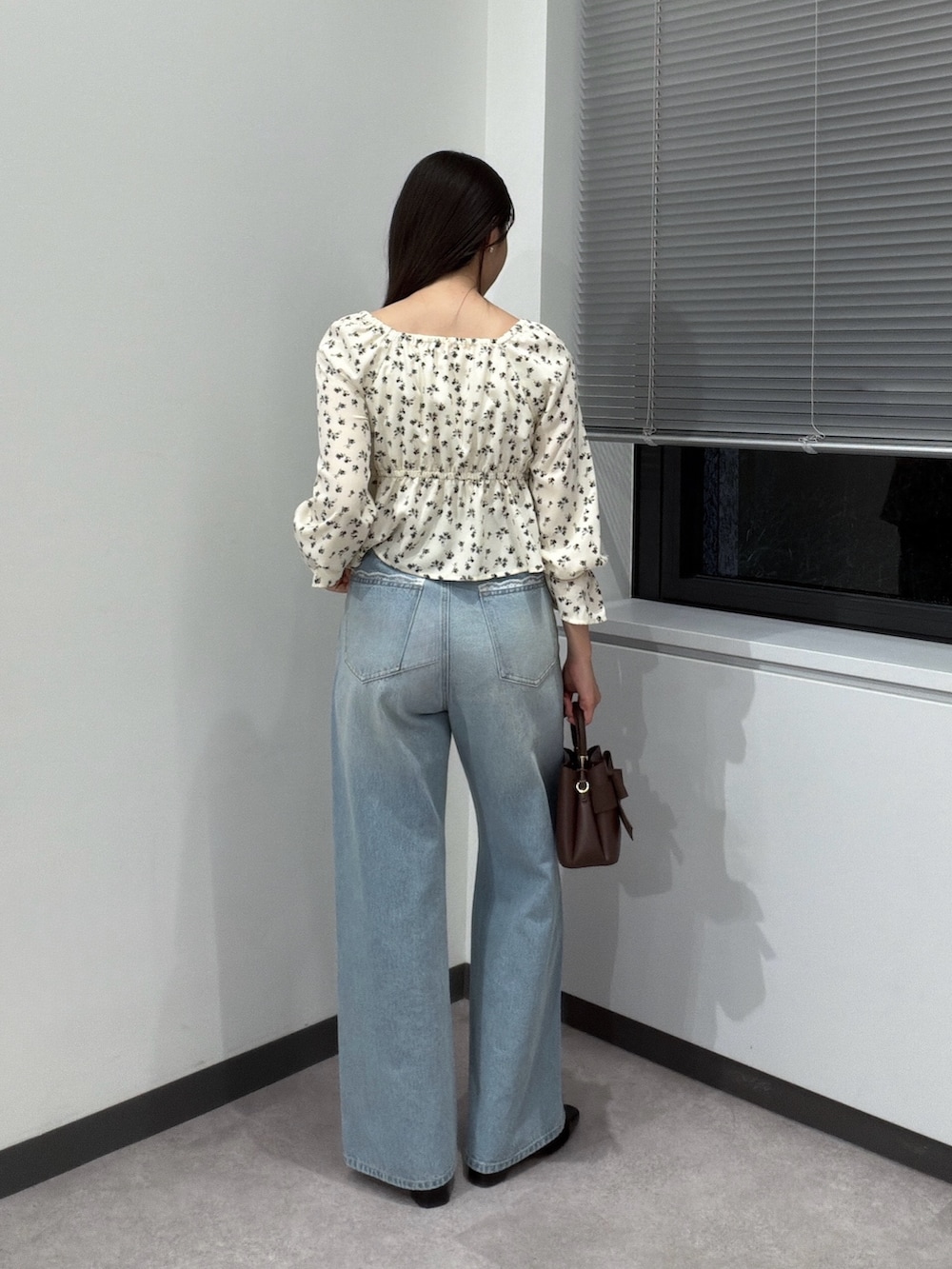 ホワイト系のシャツ/ブラウス、ブラウン系のショルダーバッグ、ブルー系のデニムパンツを着用したレディースの秋コーディネートの4枚目の写真