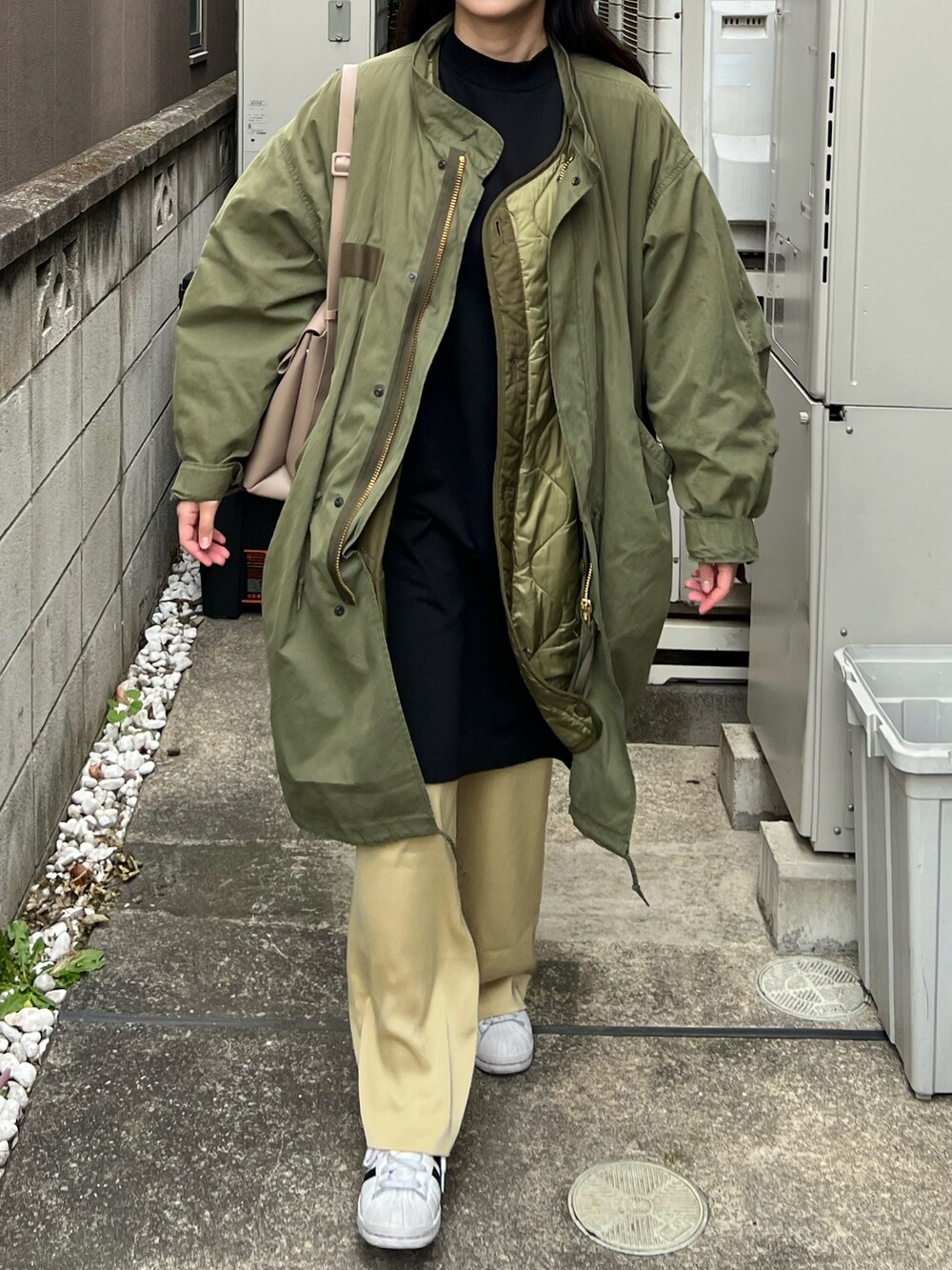 イエロー系のその他パンツを着用したレディースの冬コーディネートの2枚目の写真