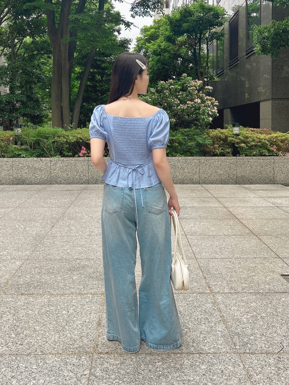 ブルー系のシャツ/ブラウス、ブルー系のその他パンツ、ホワイト系のショルダーバッグを着用したレディースの夏コーディネートの2枚目の写真