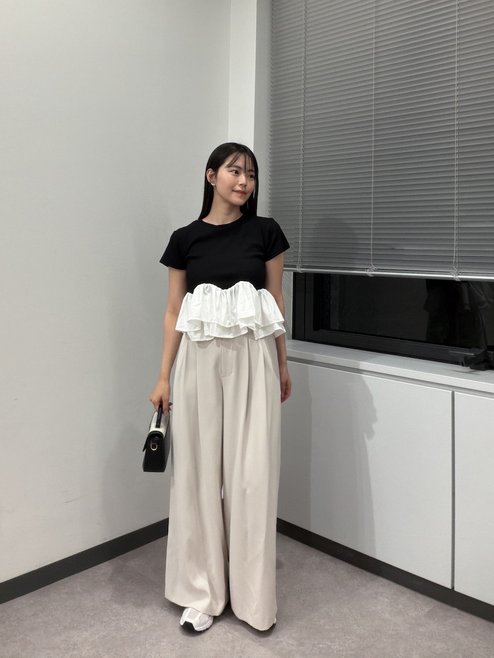 ブラック系のTシャツ/カットソー、ブラック系のショルダーバッグ、グレー系のその他パンツを着用したレディースの夏コーディネートの3枚目の写真