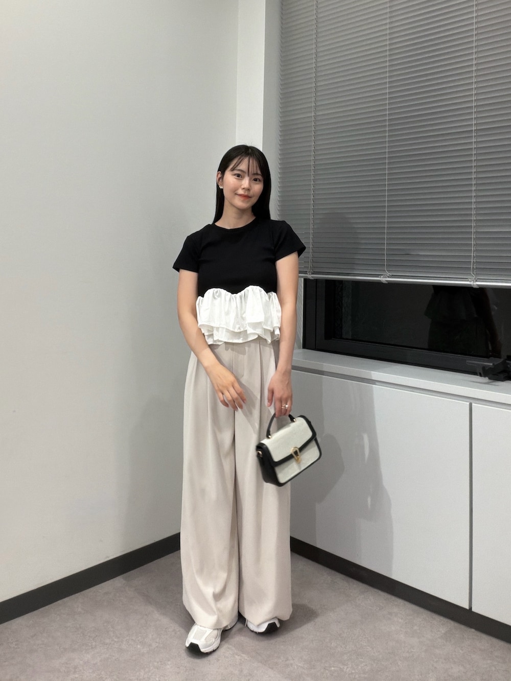 ブラック系のTシャツ/カットソー、ブラック系のショルダーバッグ、グレー系のその他パンツを着用したレディースの夏コーディネートの4枚目の写真