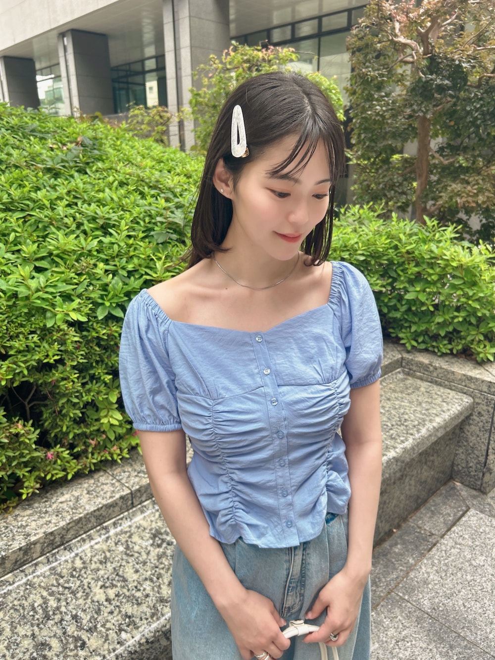 ブルー系のシャツ/ブラウス、ブルー系のその他パンツ、ホワイト系のショルダーバッグを着用したレディースの夏コーディネートの4枚目の写真