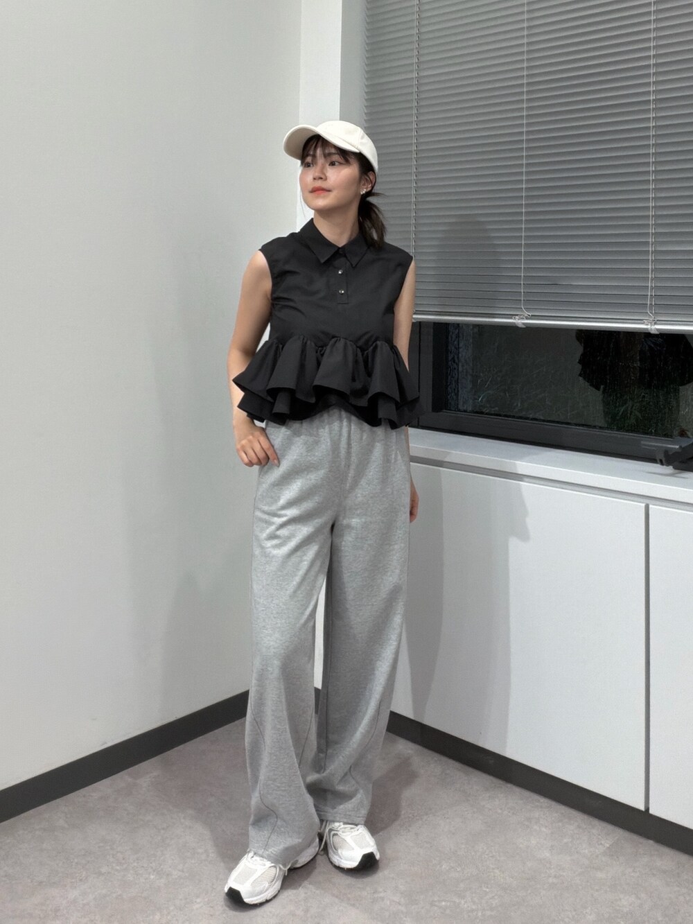 グレー系のその他パンツ、ブラック系のシャツ/ブラウス、ホワイト系のキャップを着用したレディースの夏コーディネートの3枚目の写真