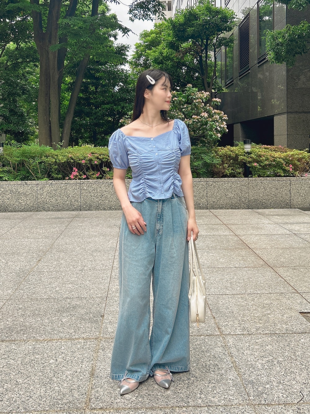 ブルー系のシャツ/ブラウス、ブルー系のその他パンツ、ホワイト系のショルダーバッグを着用したレディースの夏コーディネートの3枚目の写真