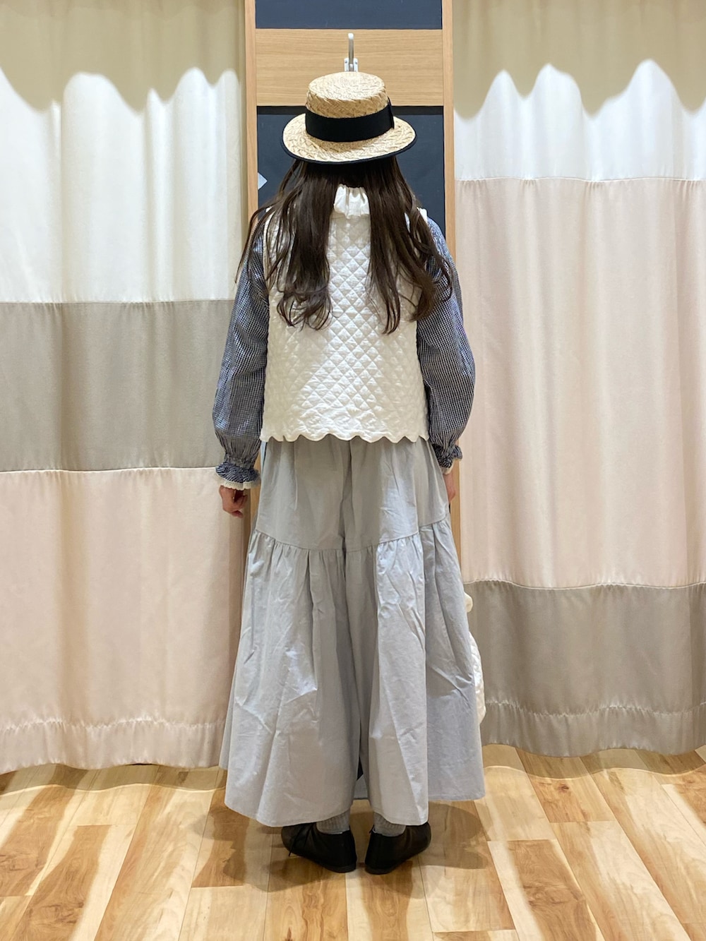 「春のNewスタイル、春服コーデ、おでかけコーデ、きれいめカジュアル、Samansa Mos2、SM2、ゆべしコラボ、ゆべし×SamansaMos2、キルトベスト、ハカマパンツ、ギンガムチェック、セーラーカラー、ナチュラル、ナチュラルガーリー、ガーリー」|「Samansa Mos2のラフィア太リボンカンカン帽(ハット、ブラック系)」を使った、natsumeさん(レディース・162cm)の春コーディネートの5枚目の写真
