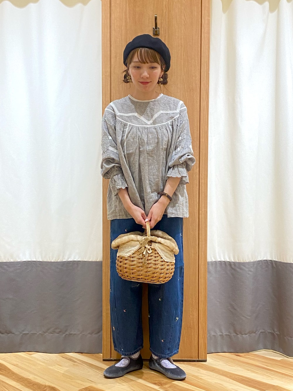 「kazumiコラボ、Samansa Mos2、SM2、ゆるコーデ、休日スタイル、パンツコーデ、秋服、ナチュラルガーリー、ベレー帽、デニム、刺繍、ベロア、レース、ブラウス、デニムパンツ」｜「Samansa Mos2のバスクベレー帽（ハット、ブラック系）」を使った、natsumeさん（レディース・162cm）の夏コーディネートの3枚目の写真