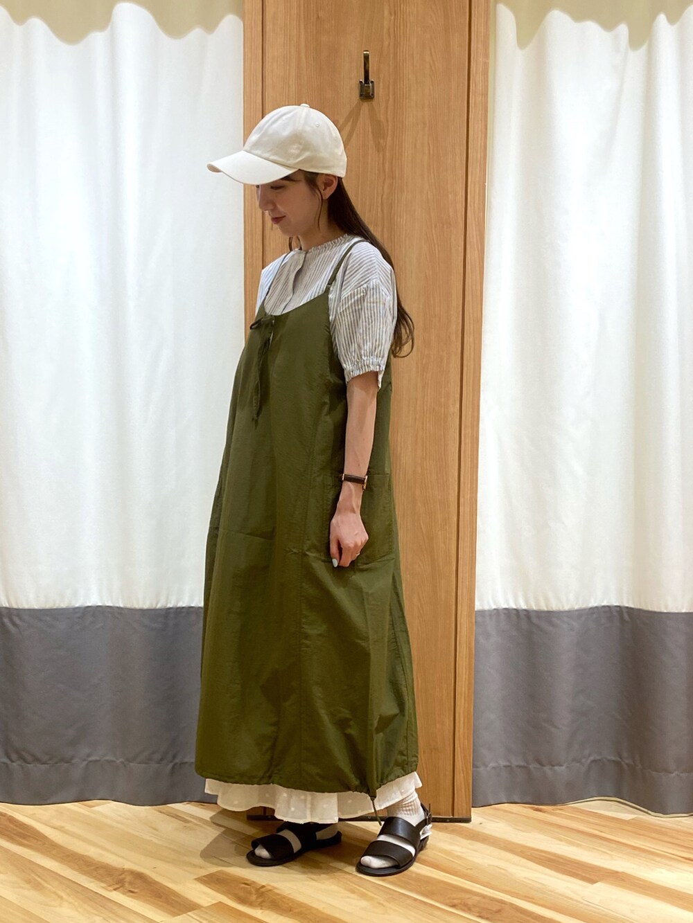 ブルー系のシャツ/ブラウス、ホワイト系のスカート、ブラウン系のサンダルを着用したレディースの夏コーディネートの2枚目の写真