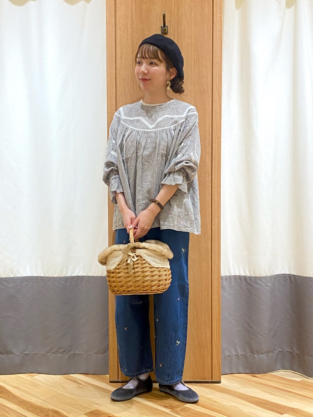 「kazumiコラボ、Samansa Mos2、SM2、ゆるコーデ、休日スタイル、パンツコーデ、秋服、ナチュラルガーリー、ベレー帽、デニム、刺繍、ベロア、レース、ブラウス、デニムパンツ」｜「Samansa Mos2のバスクベレー帽（ハット、ブラック系）」を使った、natsumeさん（レディース・162cm）の夏コーディネートの2枚目の写真