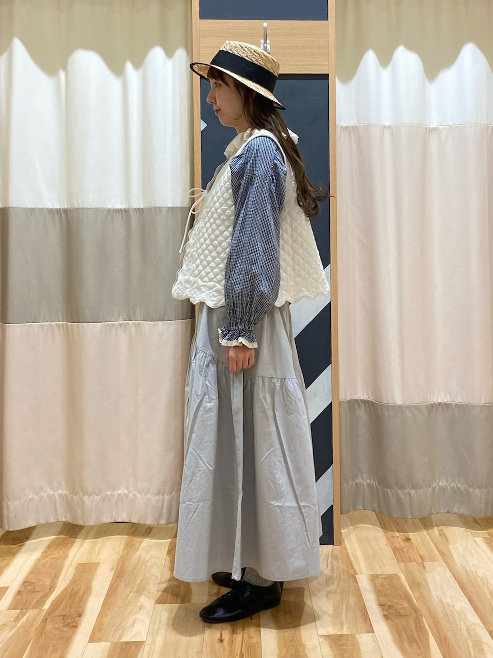「春のNewスタイル、春服コーデ、おでかけコーデ、きれいめカジュアル、Samansa Mos2、SM2、ゆべしコラボ、ゆべし×SamansaMos2、キルトベスト、ハカマパンツ、ギンガムチェック、セーラーカラー、ナチュラル、ナチュラルガーリー、ガーリー」|「Samansa Mos2のラフィア太リボンカンカン帽(ハット、ブラック系)」を使った、natsumeさん(レディース・162cm)の春コーディネートの4枚目の写真