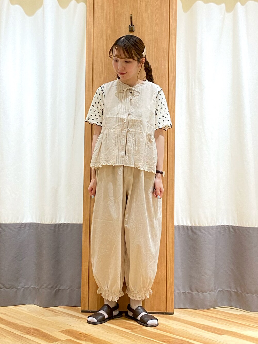 ホワイト系のTシャツ/カットソー、ホワイト系のベスト、ホワイト系のその他パンツを着用したレディースの夏コーディネートの2枚目の写真