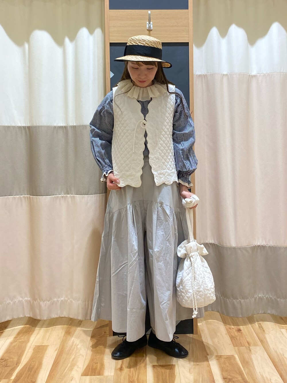 「春のNewスタイル、春服コーデ、おでかけコーデ、きれいめカジュアル、Samansa Mos2、SM2、ゆべしコラボ、ゆべし×SamansaMos2、キルトベスト、ハカマパンツ、ギンガムチェック、セーラーカラー、ナチュラル、ナチュラルガーリー、ガーリー」|「Samansa Mos2のラフィア太リボンカンカン帽(ハット、ブラック系)」を使った、natsumeさん(レディース・162cm)の春コーディネートの2枚目の写真