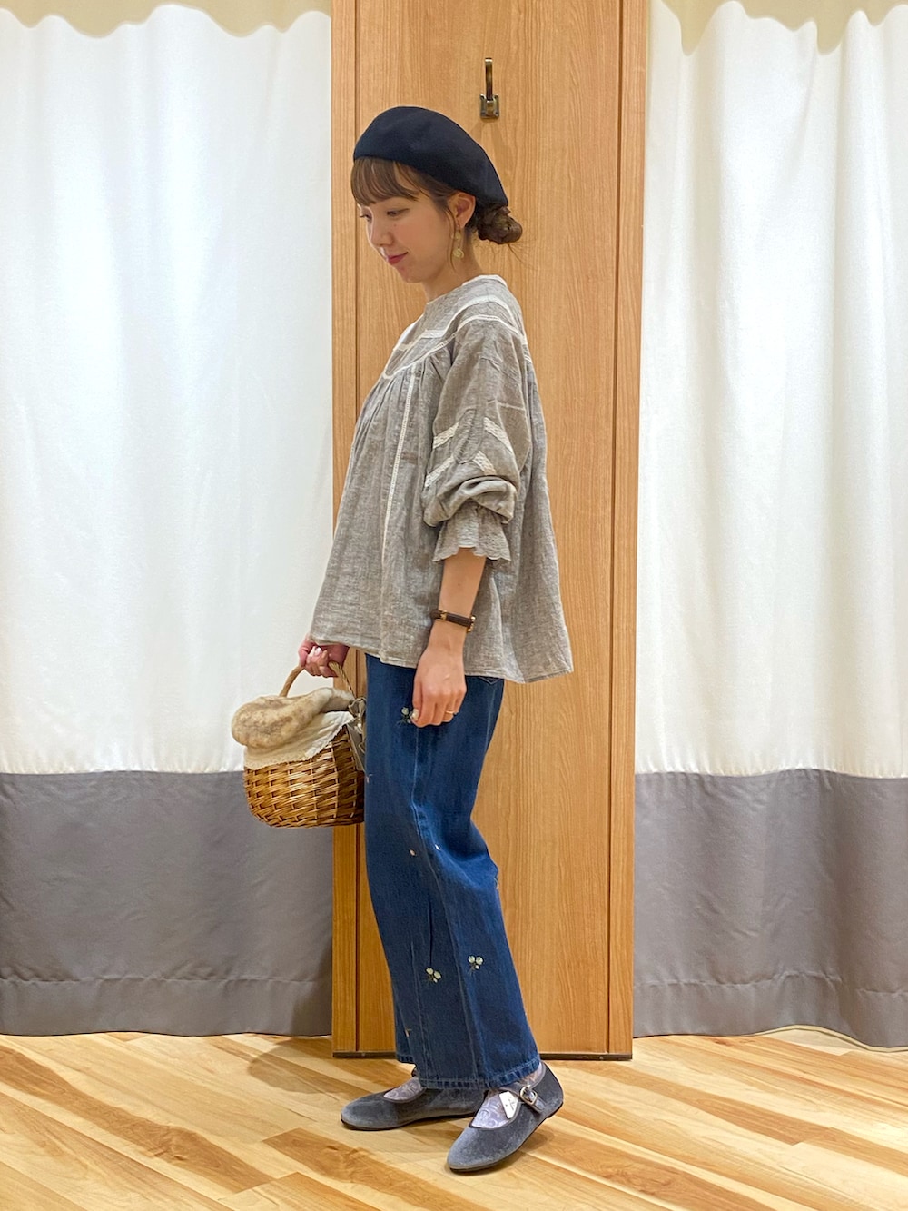「kazumiコラボ、Samansa Mos2、SM2、ゆるコーデ、休日スタイル、パンツコーデ、秋服、ナチュラルガーリー、ベレー帽、デニム、刺繍、ベロア、レース、ブラウス、デニムパンツ」｜「Samansa Mos2のバスクベレー帽（ハット、ブラック系）」を使った、natsumeさん（レディース・162cm）の夏コーディネートの4枚目の写真