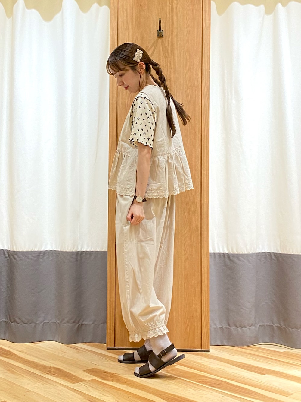 ホワイト系のTシャツ/カットソー、ホワイト系のベスト、ホワイト系のその他パンツを着用したレディースの夏コーディネートの3枚目の写真