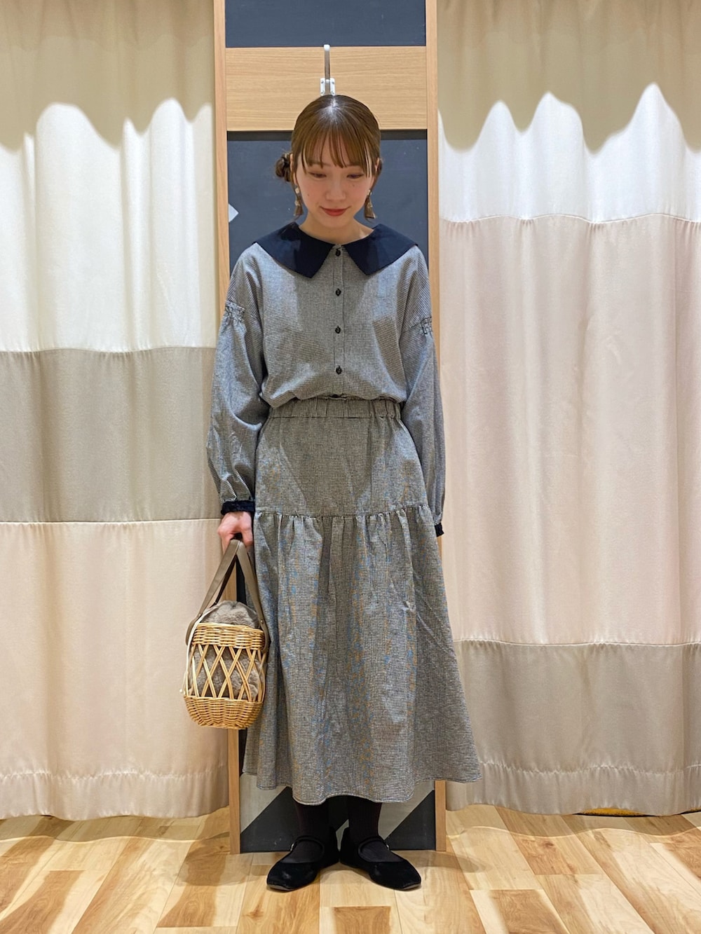 ベージュ系のハンドバッグ、グレー系のシャツ/ブラウス、グレー系のスカートを着用したレディースの冬コーディネートの2枚目の写真