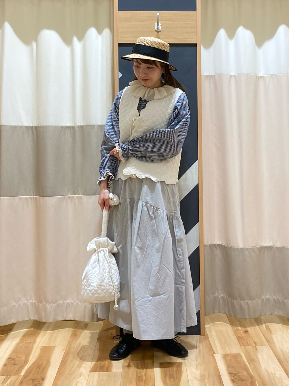 「春のNewスタイル、春服コーデ、おでかけコーデ、きれいめカジュアル、Samansa Mos2、SM2、ゆべしコラボ、ゆべし×SamansaMos2、キルトベスト、ハカマパンツ、ギンガムチェック、セーラーカラー、ナチュラル、ナチュラルガーリー、ガーリー」|「Samansa Mos2のラフィア太リボンカンカン帽(ハット、ブラック系)」を使った、natsumeさん(レディース・162cm)の春コーディネートの3枚目の写真