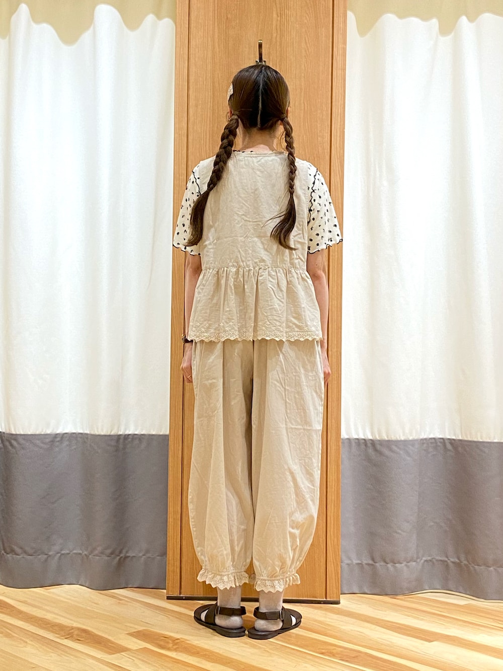 ホワイト系のTシャツ/カットソー、ホワイト系のベスト、ホワイト系のその他パンツを着用したレディースの夏コーディネートの5枚目の写真