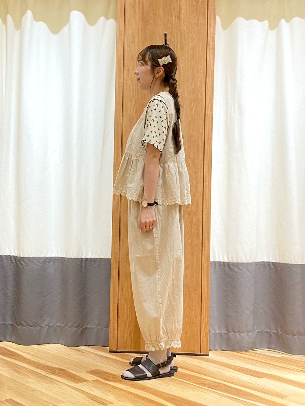 ホワイト系のTシャツ/カットソー、ホワイト系のベスト、ホワイト系のその他パンツを着用したレディースの夏コーディネートの4枚目の写真