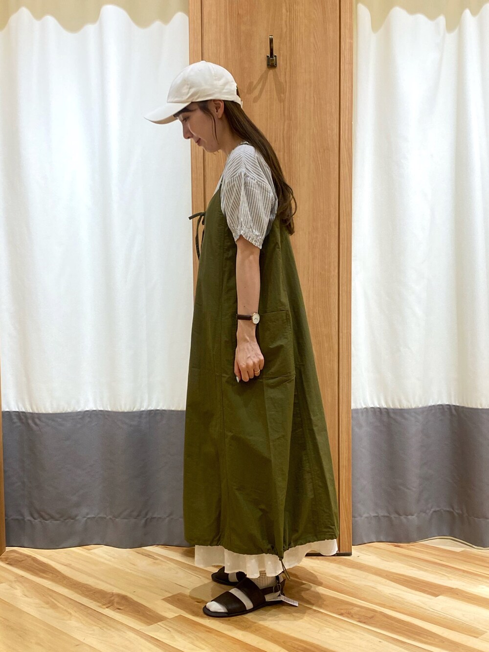 ブルー系のシャツ/ブラウス、ホワイト系のスカート、ブラウン系のサンダルを着用したレディースの夏コーディネートの3枚目の写真