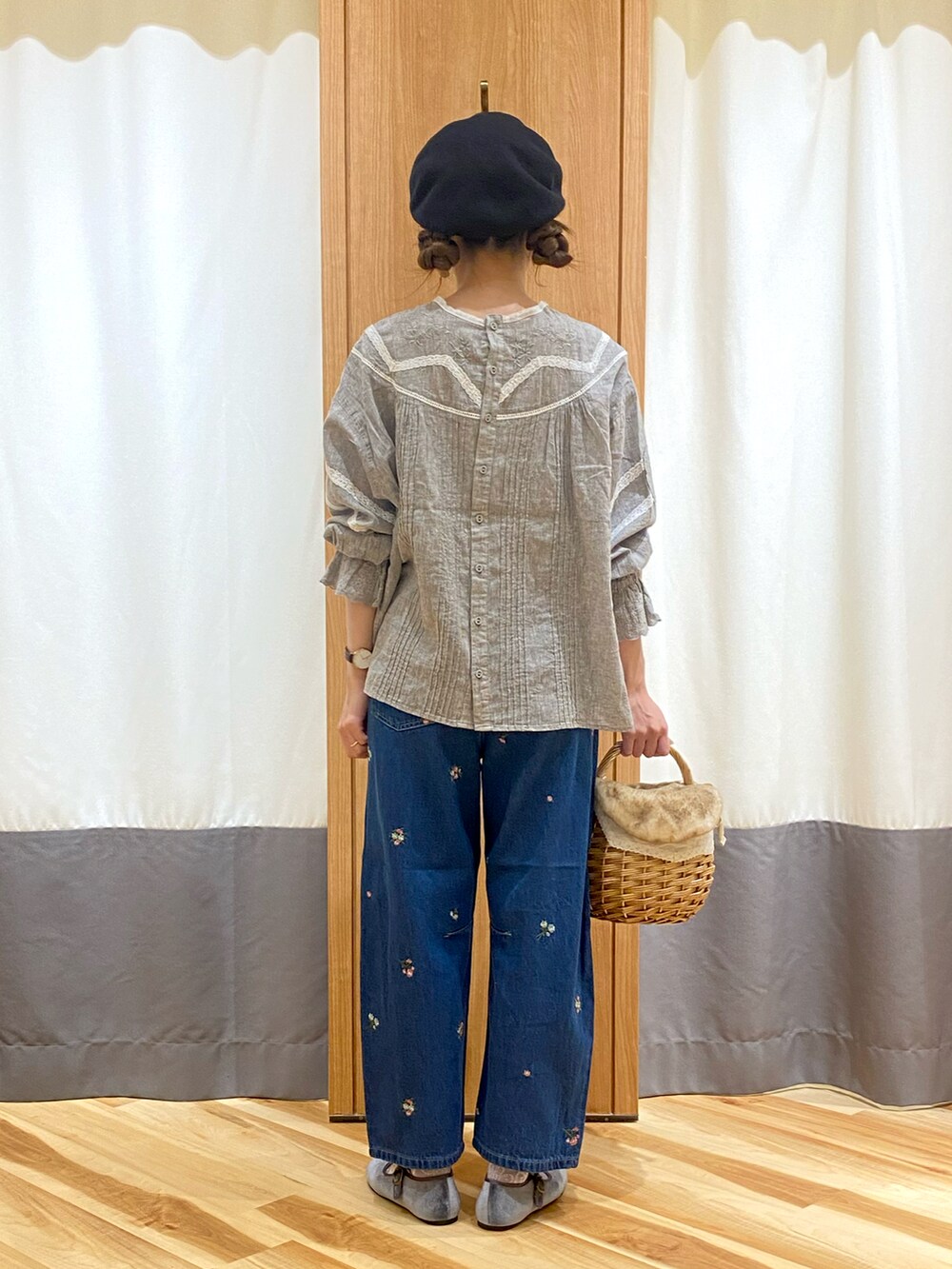 「kazumiコラボ、Samansa Mos2、SM2、ゆるコーデ、休日スタイル、パンツコーデ、秋服、ナチュラルガーリー、ベレー帽、デニム、刺繍、ベロア、レース、ブラウス、デニムパンツ」｜「Samansa Mos2のバスクベレー帽（ハット、ブラック系）」を使った、natsumeさん（レディース・162cm）の夏コーディネートの5枚目の写真