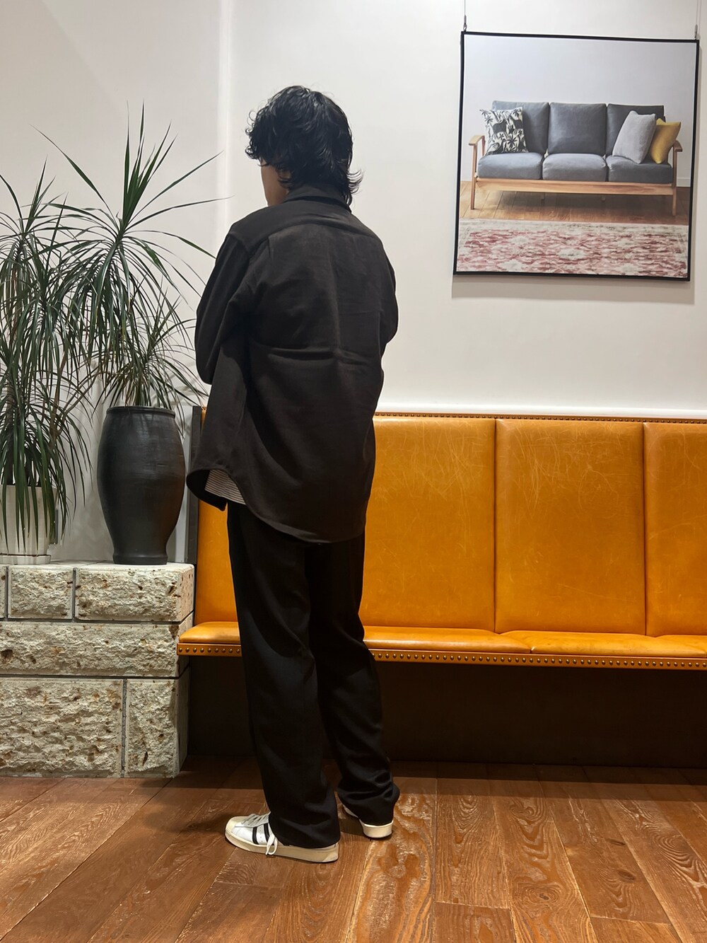 ホワイト系のTシャツ/カットソー、ブラック系のその他パンツ、ブラウン系のシャツ/ブラウスを着用したメンズの秋コーディネートの2枚目の写真