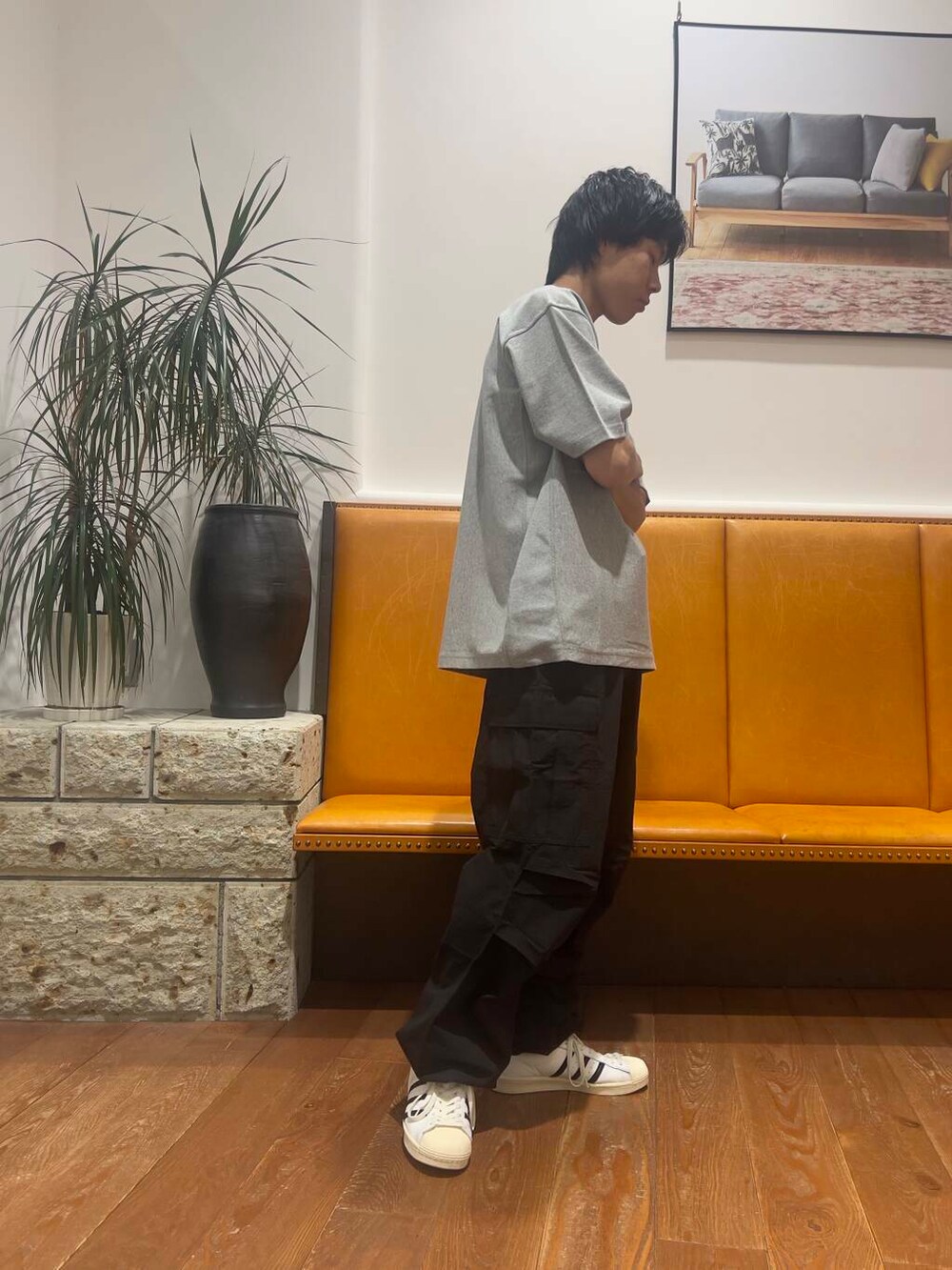 ブラック系のその他パンツ、グレー系のTシャツ/カットソーを着用したメンズの夏コーディネートの3枚目の写真