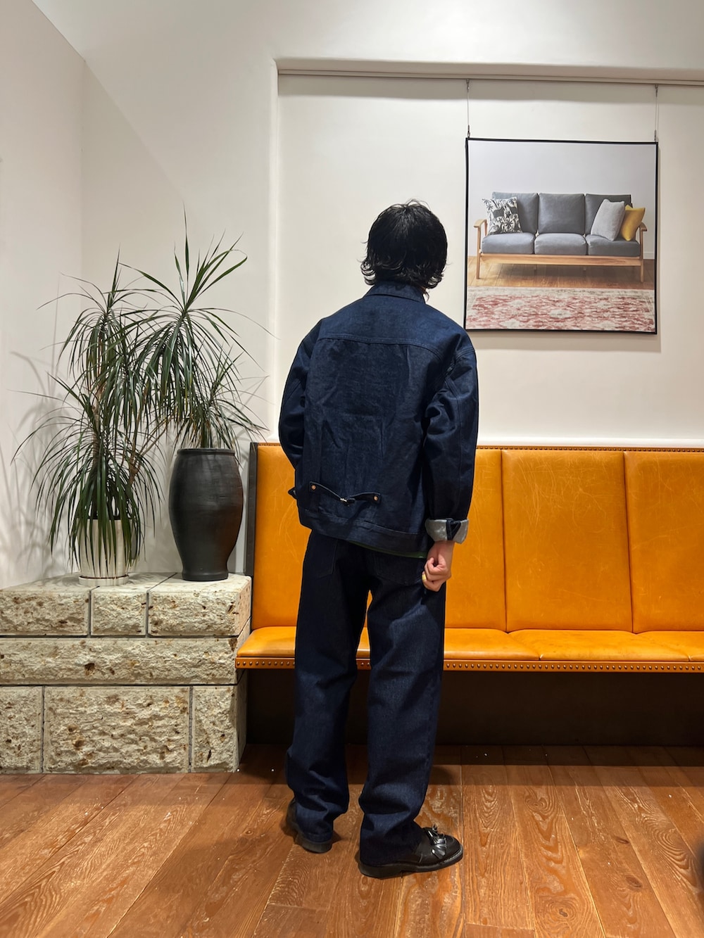 グリーン系のTシャツ/カットソー、ブルー系のデニムジャケット、ブルー系のデニムパンツを着用したメンズの秋コーディネートの3枚目の写真